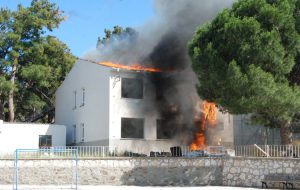 Yıkımı yapılan okul binasında yangın